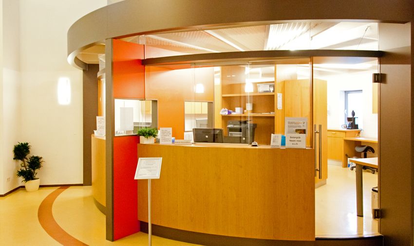 Receptiebalie van dichtbij achter een glazen wand