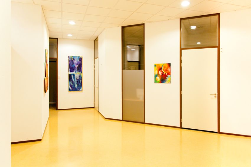Gang met schilderijen aan de wand
